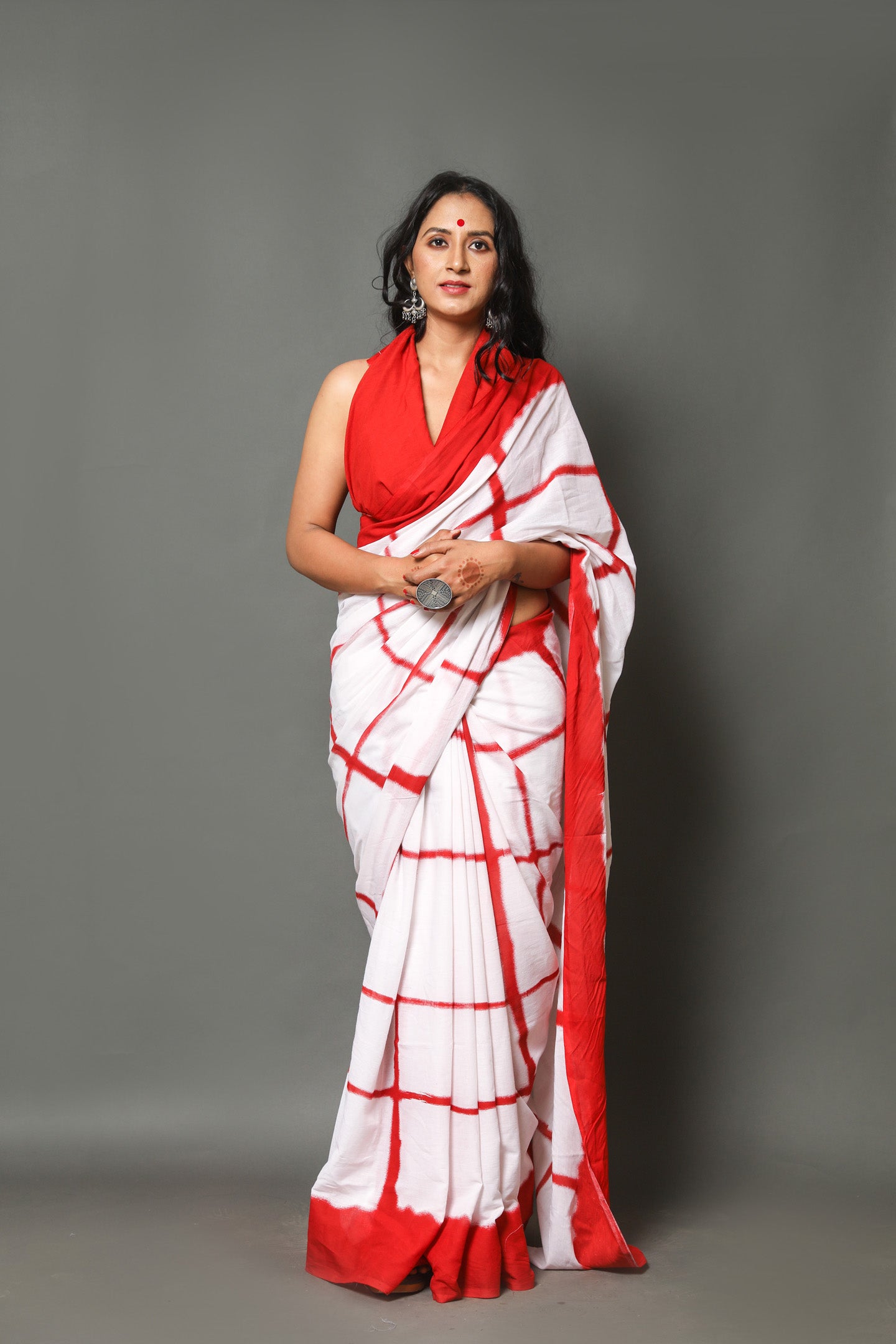 Grid Glamour Mulmul Saree