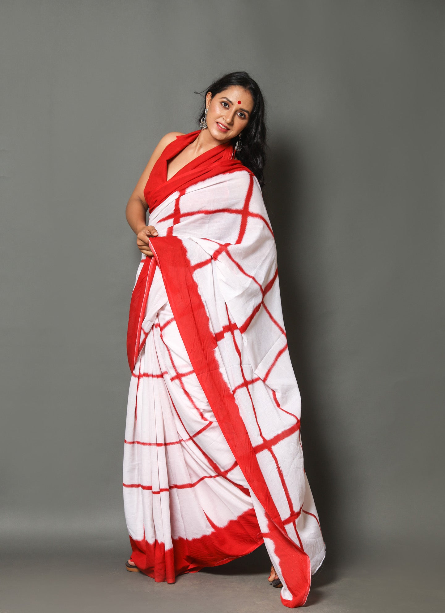 Grid Glamour Mulmul Saree