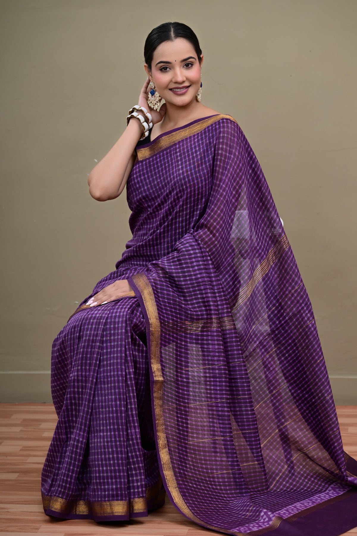 Jamuni Jharokha Maheshwari saree seated view