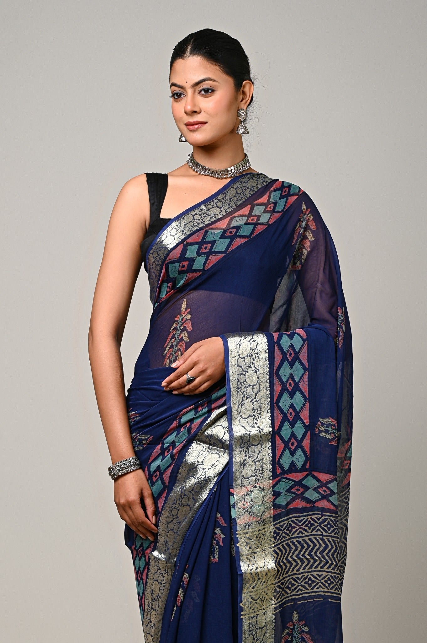 Neel Riwaaz navy chiffon saree close view