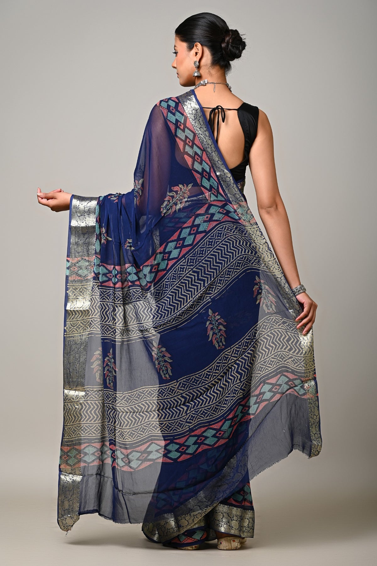 Neel Riwaaz handblock chiffon saree pallu view
